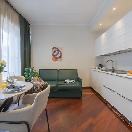 Bright & Chic 1bdr With Shared Rooftop Terrace In San Babila