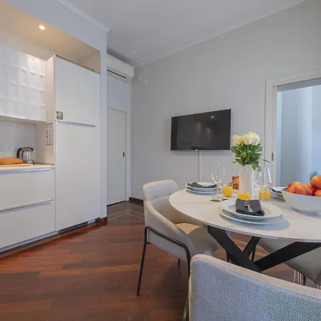 Апартаменты Bright & Chic 1bdr With Shared Rooftop Terrace In San Babila Милан