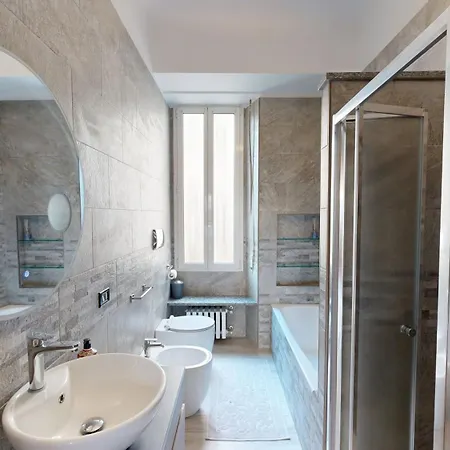 Wonderful Downtown Apartment-hd Netflix, King-size Bed, Two Minutes' Walk From Metro