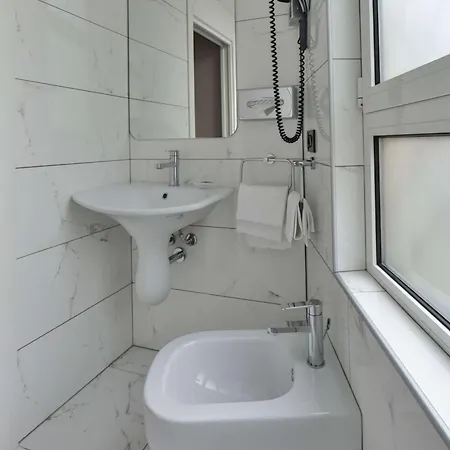 Western Madison Отель