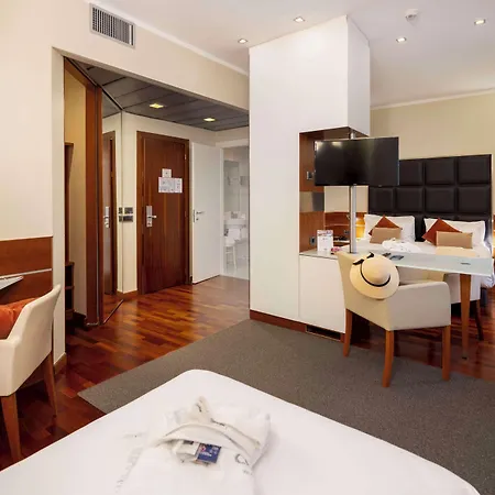 Отель Western Madison 4*