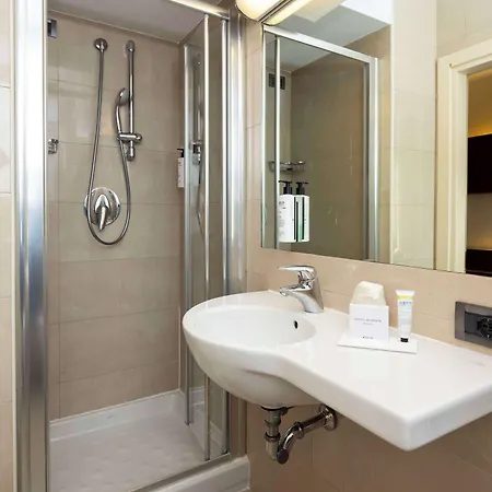 Western Madison Отель