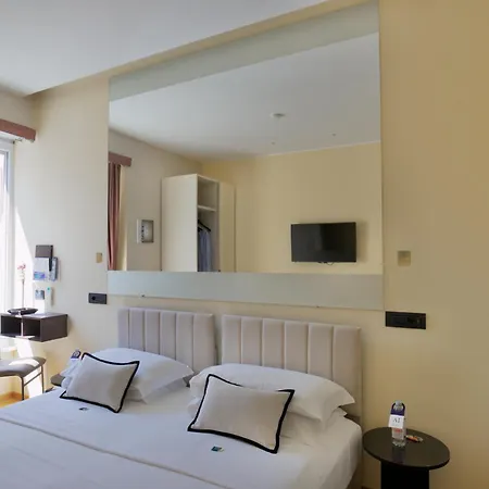 Ah - Fashion District