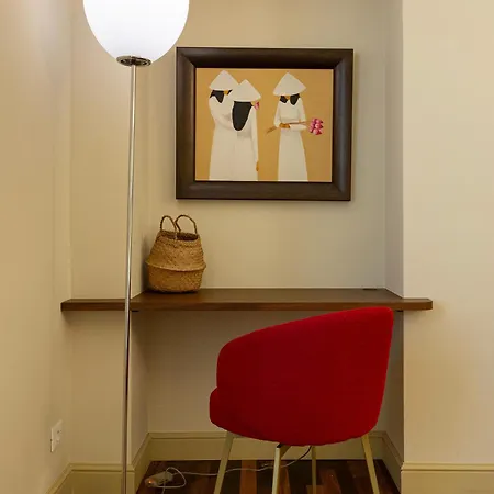 Elegant Historic On A Tree-lined Avenue Near Cadorna Station Milan