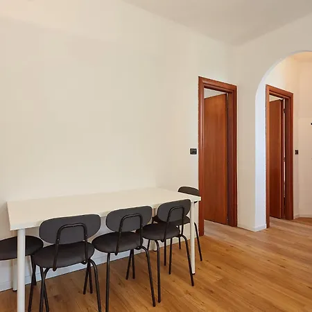 Family Friendly & Spacious W Balcony Metro *