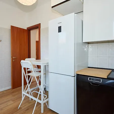 Family Friendly & Spacious W Balcony Metro דירה *