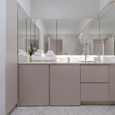 Duomo Prestige-luxury 2br Near Duomo,2 Bathrooms, King Beds, Office & Balcony