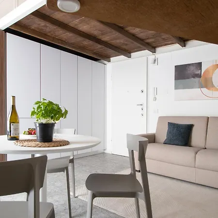 The Vertical House - Elegant Refuge On Two Floors דירה מילאנו