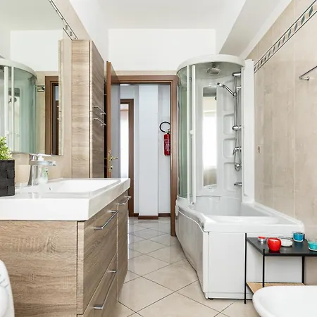 Lovely 15m From Duomo M1 Milánó