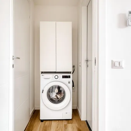 Joivy Stylish 2-bedroom Flat Near Citylife District Apartment *