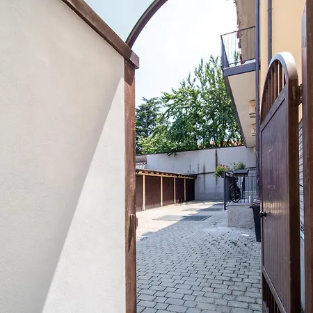 The Vertical House - Elegant Refuge On Two Floors