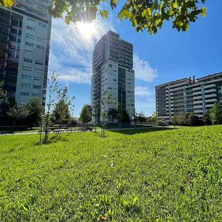 Skyline15-elegant Panoramic Apartment-metro M1- Only 20 Minutes From Cathedral Vakantiehuis *