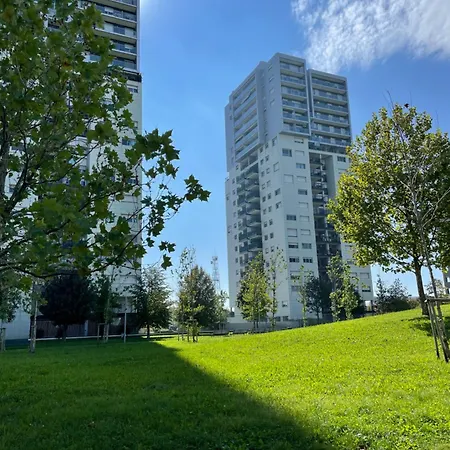 Skyline15-elegant Panoramic Apartment-metro M1- Only 20 Minutes From Cathedral Vakantiehuis