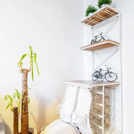 A Window On The Naviglio - B Milánó