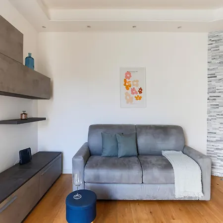 The Rent - Spacious Two-bedroom Flat Near *
