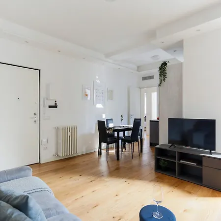 The Rent - Spacious Two-bedroom Flat Near Apartment Milan