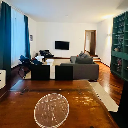 아파트 Byron's House