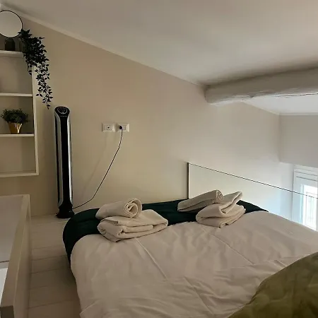 Charming Attic Loft - 5 Mins Station דירה