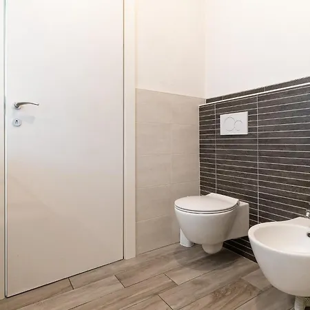 Guesthost - Spacious In Trenno * Milão