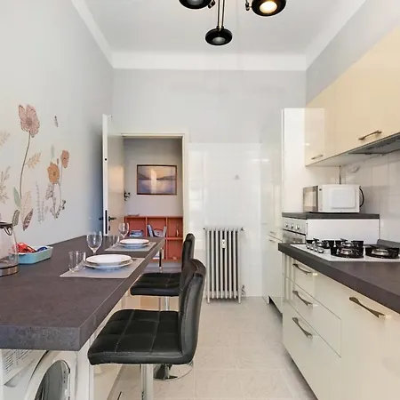 A Stone's Throw From - Balcony - Ac דירה *