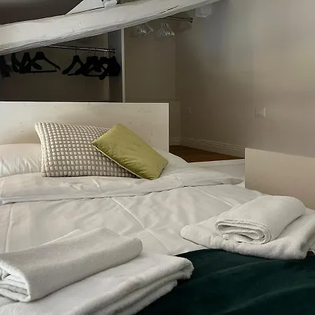 Charming Attic Loft - 5 Mins Station דירה *