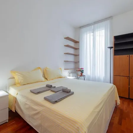 Stylish At Isola-garibaldi District - B