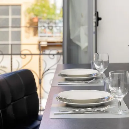 A Stone's Throw From - Balcony - Ac Apartamento