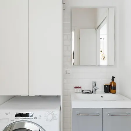 Apartment Guesthost - M2 Sant'agostino Bright Milan