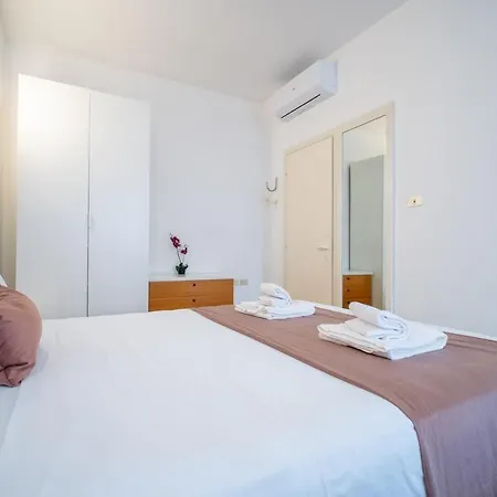 Duomo 10 Minutes Away Spacious 5 Pax Balcony Wifi Ac شقة