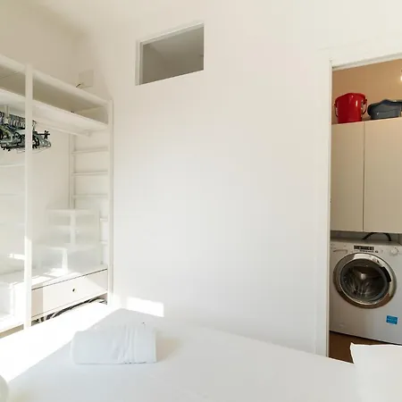 Apartment Guesthost - M2 Sant'agostino Bright Milan