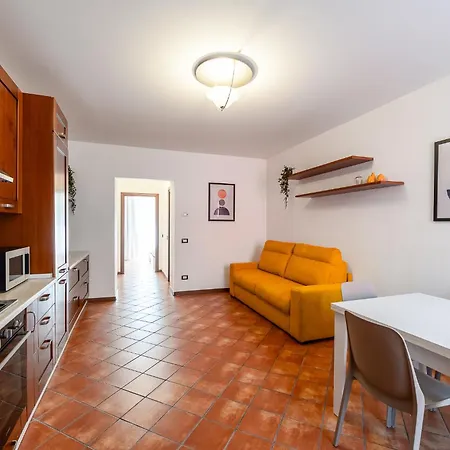 Spacious At 5 Min Walk From Station
