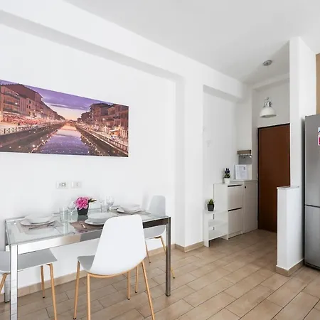 At Davide's House - Near The Metro Апартаменты