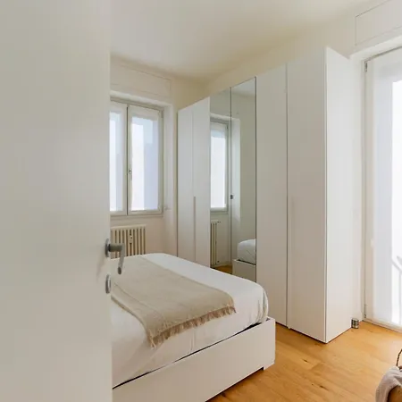 The Rent - Spacious Two-bedroom Flat Near Apartment *
