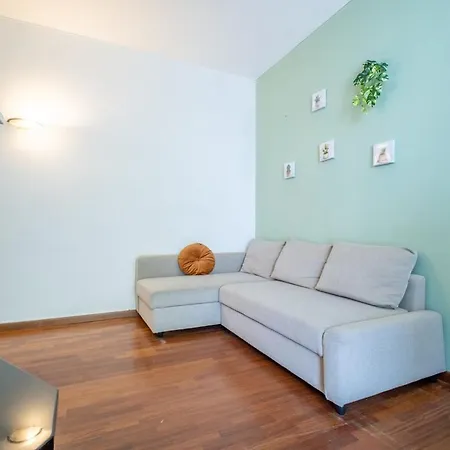 Duomo 10 Minutes Away Spacious 5 Pax Balcony Wifi Ac