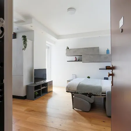 The Rent - Spacious Two-bedroom Flat Near Milan
