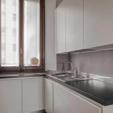 Apartment Your Sunny Getaway In Porta Venezia Dist...