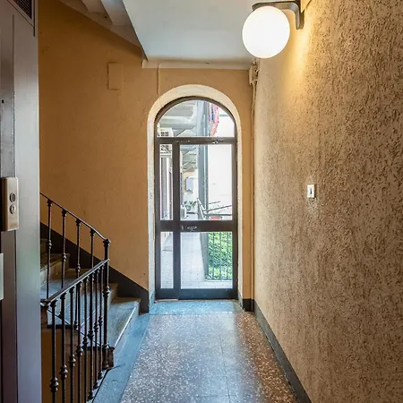 Spacious At 5 Min Walk From Station דירה *