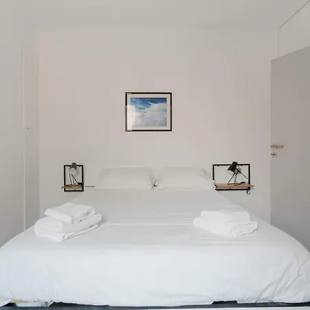 Guesthost - Modern Precotto *