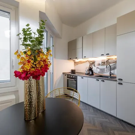 B - Diamond In The Center Apartment