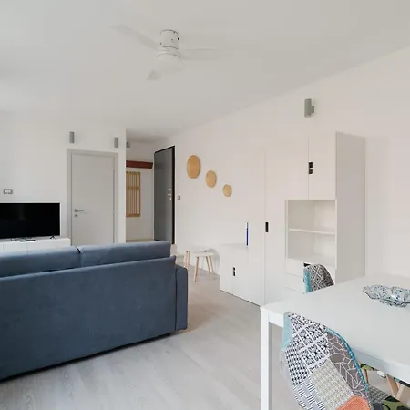 Guesthost - Modern Precotto