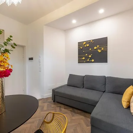 B - Diamond In The Center Apartment *