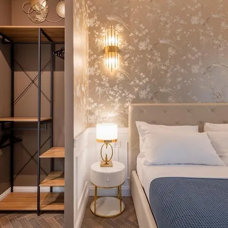 Apartment B - Diamond In The Center