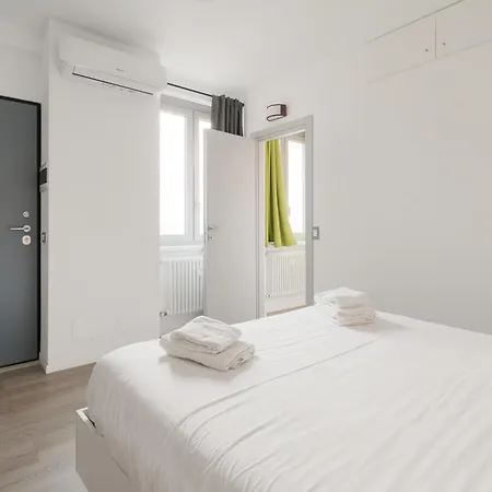 Guesthost - Modern Precotto *