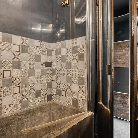 Nyc-style Industrial On Navigli Milán