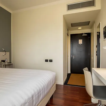 43 Station Милан