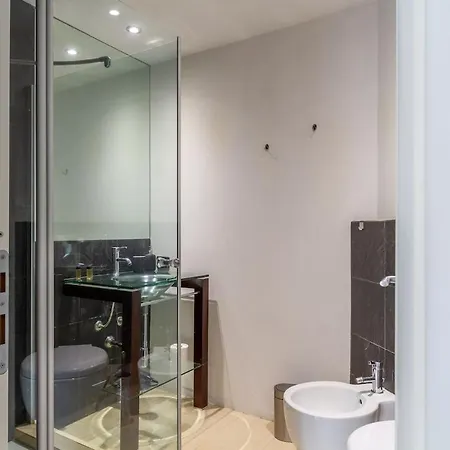 Metro E Design Apartment *