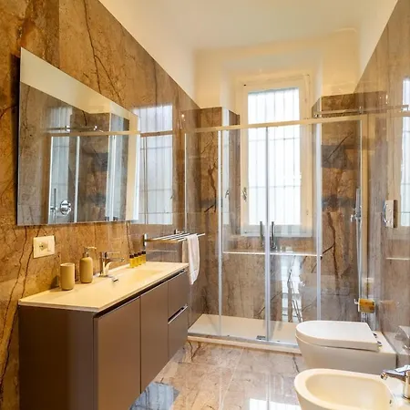 Shopping District -200 Mq - 8 People Милан