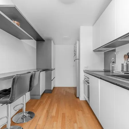 Appartamento Attico Con Vasca, Posto Auto E Metro Sotto Casa