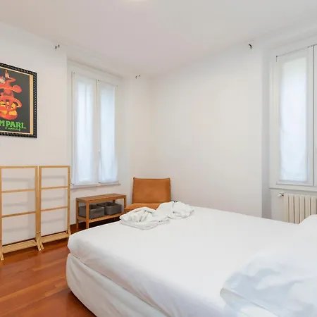 I-host - Ripa Navigli *