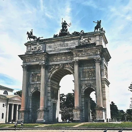 Elegance 10 Min To Duomo & Station Апартаменты Милан